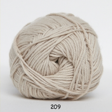 Se Cotton nr. 8/4 - Bomuldsgarn til hækling - 209 Lys Beige hos Vivi´s Butik