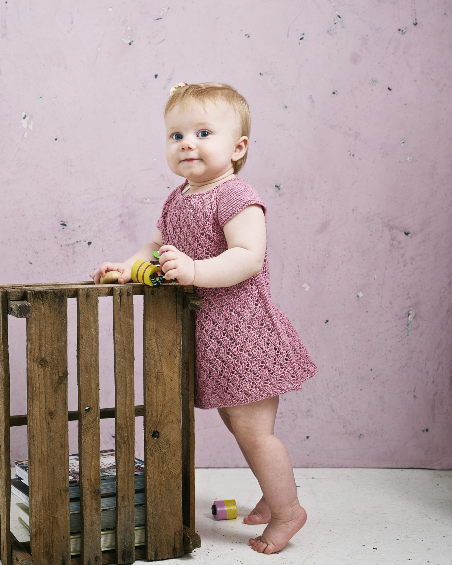 Elise strikkeopskrift By Permin Baby kjole med hulmønster  891128