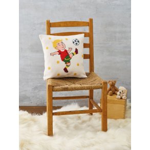 Broderi pude kit med Dreng spiller fodbold - 83-2437